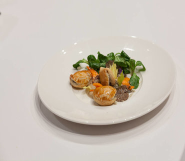 Feuilleté de boudin à la crème, écume de marrons et céleri branche à l’huile de truffe, courge muscat aigre-doux, salade rampon