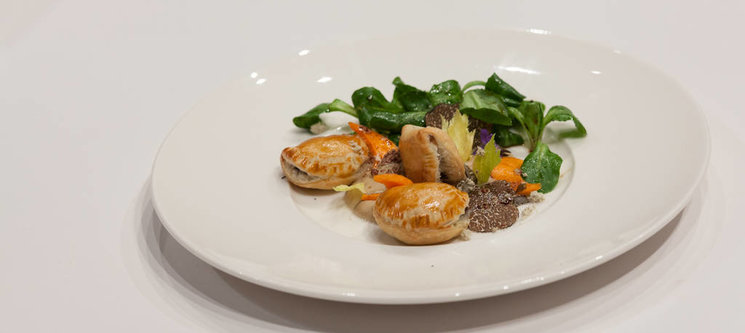 Feuilleté de boudin à la crème, écume de marrons et céleri branche à l’huile de truffe, courge muscat aigre-doux, salade rampon
