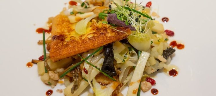 La Cuchaule façon pain perdu, au vacherin fribourgeois au dés de pommes parfumé au romarin en vinaigrette de vin cuit