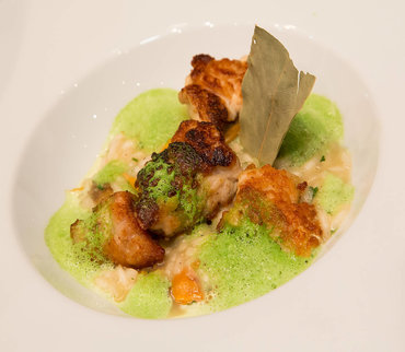 Saltimbocca de cœur de ris de veau Swiss Prim avec jambon cru Swiss Prim sur risotto de courge avec Sbrinz AOP et sauce au Porto de Susi Wehrli de Küttigen