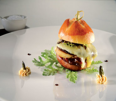 Mini Hamburger de cuchaule au foie gras, Vacherin fribourgeois AOC et vin cuit