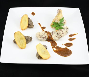 Ballotine de volaille aux champignons des bois et gésier, pommes soufflées à la graisse de bœuf, mousse de lentilles