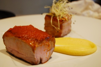 Trio de viande de porc en croûte de tomate séchée et sa mousse crémeuse aux fèves de Santorin