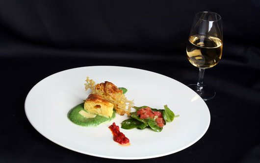 Quenelles coeur coulant de Vacherin Fribourgeois AOP et trompe l'oeil de ravioles d'épinards, salade d'épinards frais et sauce vierge noisette, tuile de vacherin au pastis