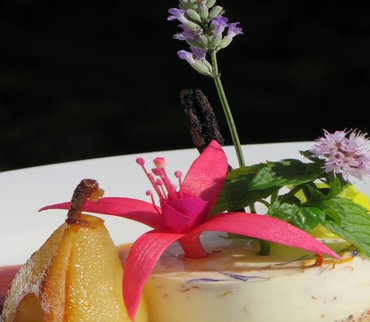 Tomme de brebis de Rossinière en panna cota, poire william et caramel d'orange au beurre salé