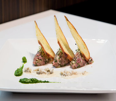 Tartare de mignon de veaux au Gruyère AOP, tuile de pain de seigle AOP, pesto de roquette et crème double à la liqueur de poire à botzi
