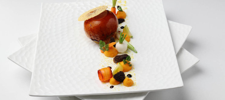 Ballotine de volaille au vieux Gruyère glacée dans son jus, mousseline de carottes et cuchaule dorée