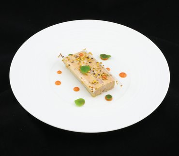 Terrine de foie gras de canard, filets de perches LOË fumés, orange, pollen