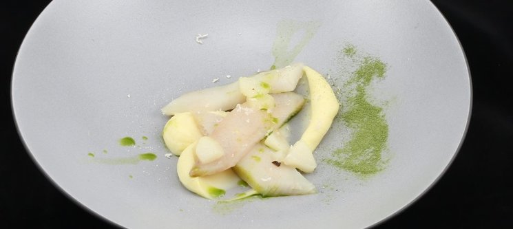 Filets de perches LOË fumés, crème de panais au raifort et poires zestées au citron bio, huile aromatique de cerfeuil