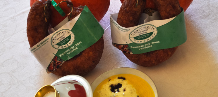 Complicité de potimarron, nuage et crumble de saucisse aux choux vaudoise IGP, tuile de châtaigne