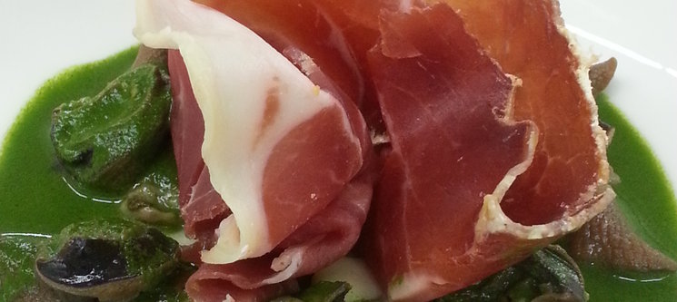 Fricassée d’escargot du Pays à la crème d’ail doux, jus de persil poivré et copeaux de jambon Pata Negra