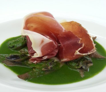 Fricassée d’escargot du Pays à la crème d’ail doux, jus de persil poivré et copeaux de jambon Pata Negra