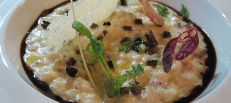 Risotto « Carnaroli Alonda » à la truffe Noire du Périgord et saucisson vaudois, jus goûteux au basilic