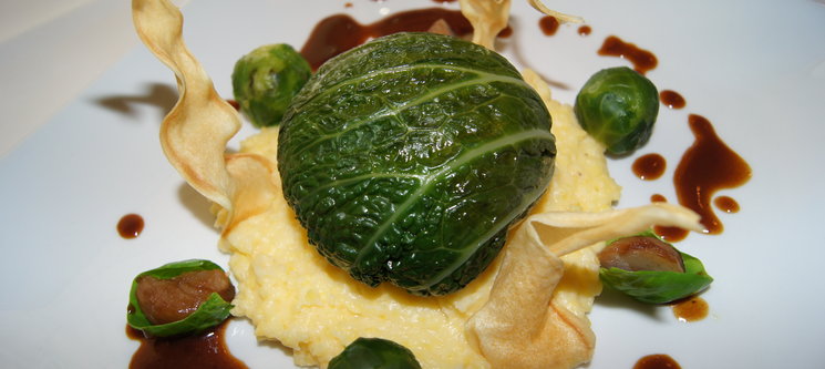 Praline de caille pochée aux deux choux et sa polenta sauce Porto
