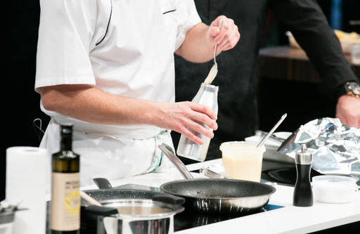 Poires pochée au sirop de pousses de sapin, émulsion de gruyère vacherin et râble de lapin farci au chèvre de botterens et cumin sauvage
