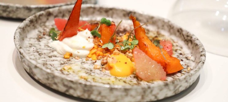 Ricotta fumée au bois de cerisier, courge grillée, purée de butternut, citron rangpour, noix et vinaigrette