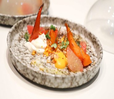 Ricotta fumée au bois de cerisier, courge grillée, purée de butternut, citron rangpour, noix et vinaigrette