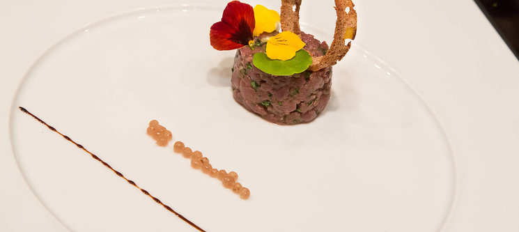Tartare de cerf aux bolets, caviar de vinaigre de figues