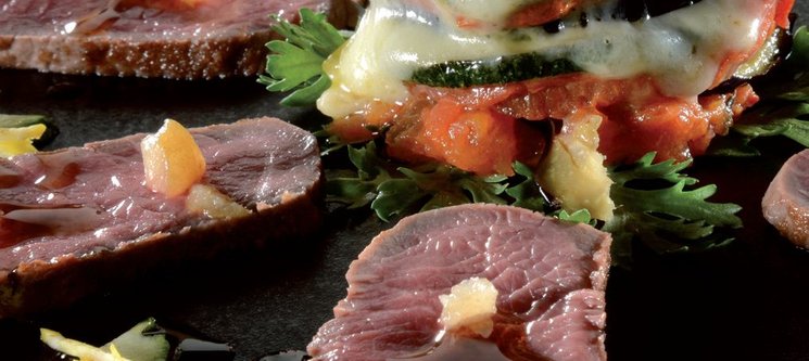 Tian de courgettes, aubergines et tomates confites au Vacherin fribourgeois AOC, rosace de filet d'agneau en vinaigrette de vin cuit