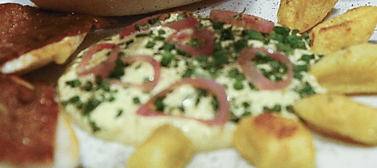 Filets de perches « LOË » en croûte de pain de seigle, Gnocchi au safran du Valais, sauce tartare