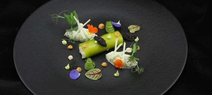 Fraîcheur de cannelloni de truite fumée de Neirivue concombre, céleri-pomme, bisque froide d'écrevisse et caviar de Frutigen