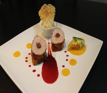 Filet mignon de porc aux figues et sa sauce vin rouge et baies, Syphon de purée à la vanille et sa tuile au Gruyère AOP, Cannelloni de légumes