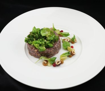 Tartare de selle de chevreuil, coeur de choux de Bruxelles, bolets de nos forêts