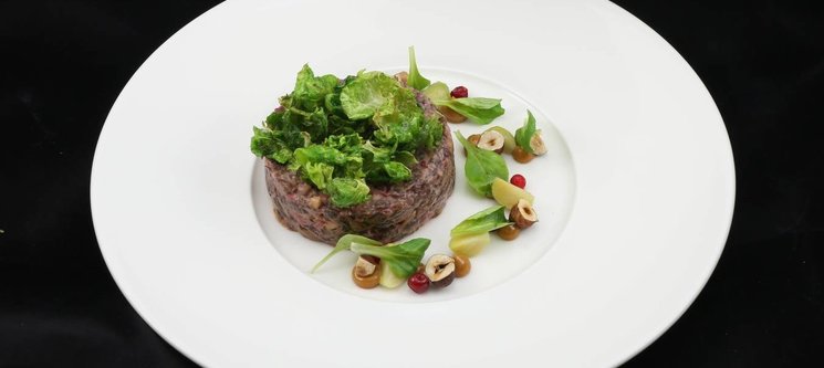 Tartare de selle de chevreuil, coeur de choux de Bruxelles, bolets de nos forêts