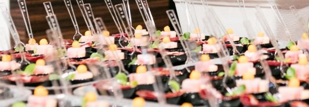 Palée du lac cuit à 37°, légumes oubliés, cheescake de tomme au lait de bufflonne du Val de Travers, cou-mignon de cochon laineux des frères Alcala, et absinthe Larusée