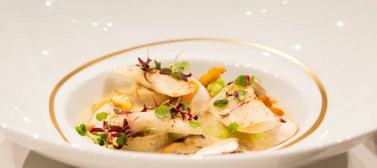 Ravioles maraîchères de bolets estivaux, réduction relevée au vin de voile