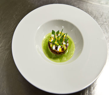 Pot-au-feu de jarret de boeuf, bouillon lié aux feuilles de céleri
