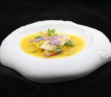 Filets de perches LOË raidi au beurre minute citron-ail, bouillabaisse de fenouil et flocons de vitelotte