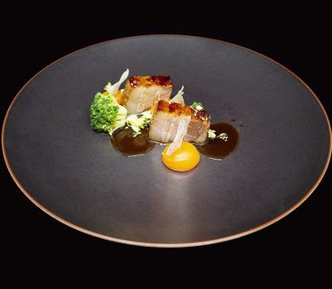 Poitrine de porc laquée au vin cuit et épices, mousseline de patates douces au pamplemousse