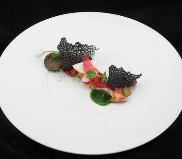 Carpaccio d'omble, son sablé à l'ail noir, crème légère de la Gruyère acidulée à la betterave de pays