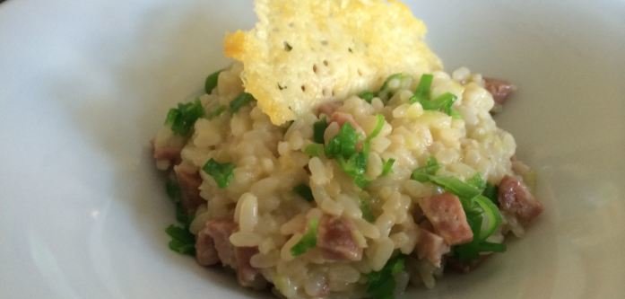 Risotto au saucisson fumé à la borne et poireaux, tuiles au gruyère AOP