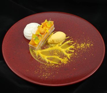 Mille feuille de butternut et filets de perches LOË fumés, yaourt et raifort, vinaigrette safran et mandarine